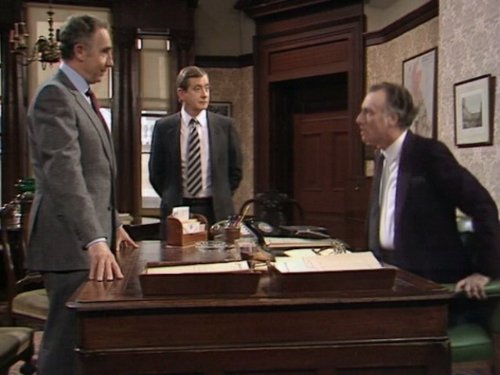 Derek Fowlds